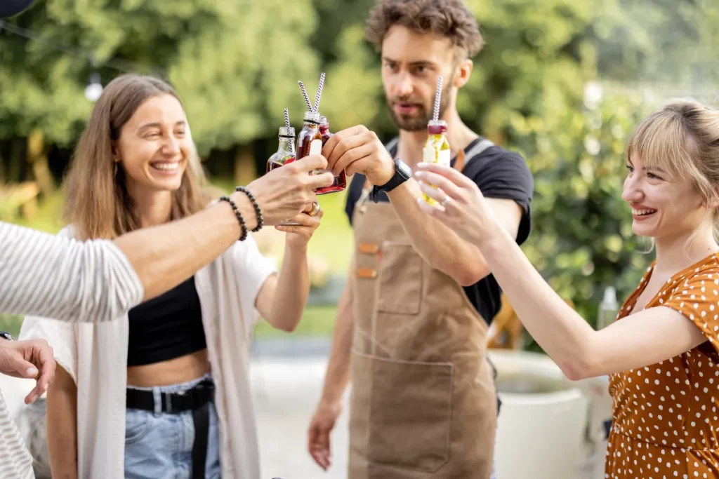 des participantes qui trinquent lors d'un cours de cocktail