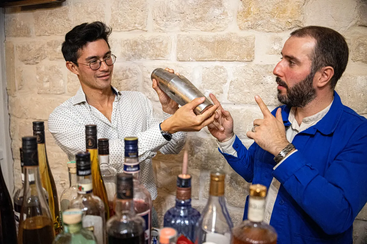 Un participant qui secoue un shaker lors d'un cours de cocktail