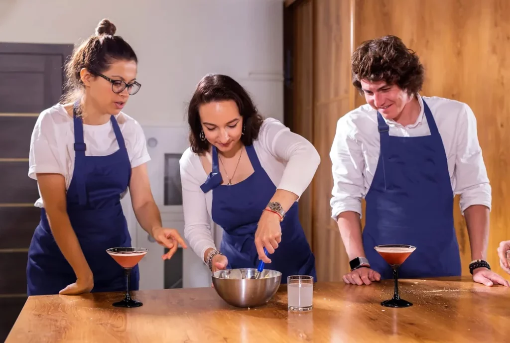 Esprit d'équipe dans la création d'un cocktail en commun